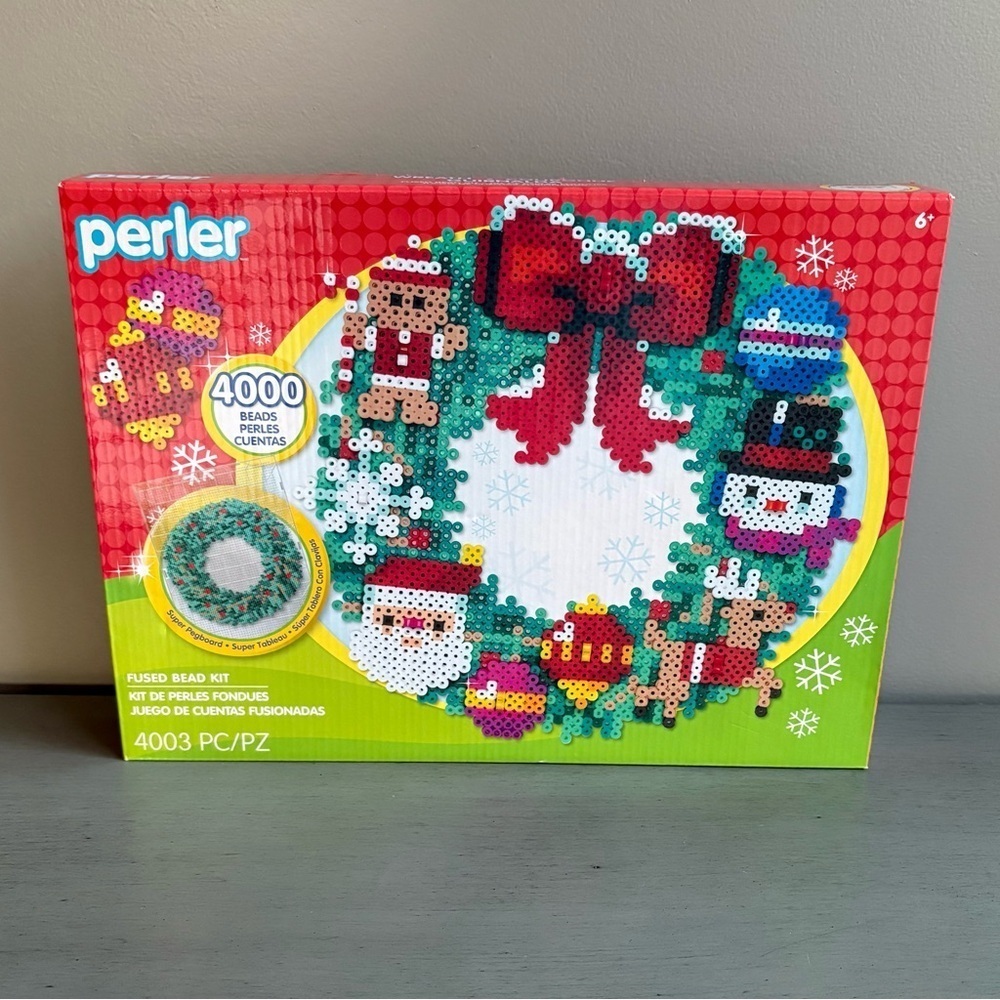 Perler Christmas Wreath Fused Bead Kit -4000 Beads & Super Pegboard -NEW Hoilday
